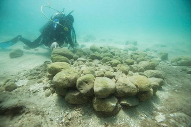 4. Atlit-Yam, Israel Atlit-Yam bao gồm các khu dân cư hình thành dọc bờ biển Carmel từ thời kỳ đồ đá mới (cách đây 7.550 đến 8.000 năm). Một trận sóng thần do núi lửa phun trào gây ra đã phá hủy toàn bộ thành phố, nhưng ngày nay du khách vẫn có thể thấy dấu tích móng của các ngôi nhà, đường và giếng nước. Khoảng 65 bộ hài cốt của người lớn và trẻ em cũng được tìm thấy tại địa điểm này.