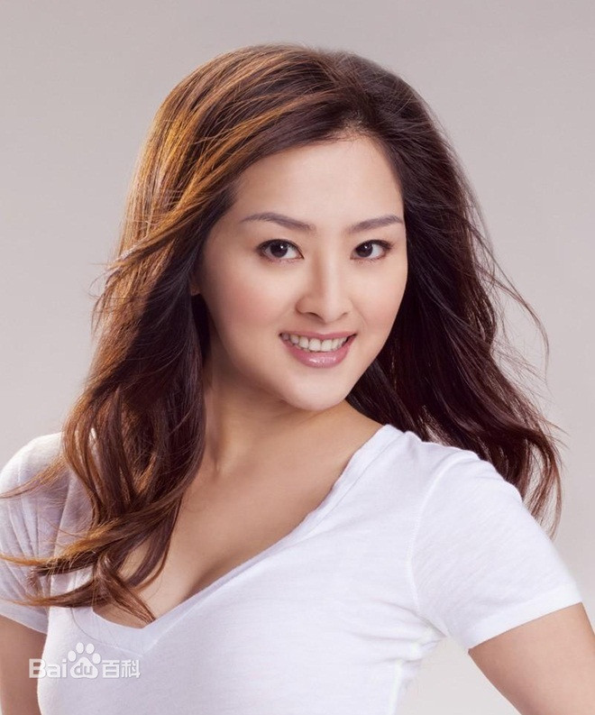 Danh Nhã sở hữu gương mặt khả ái cùng thân hình nóng bỏng.
