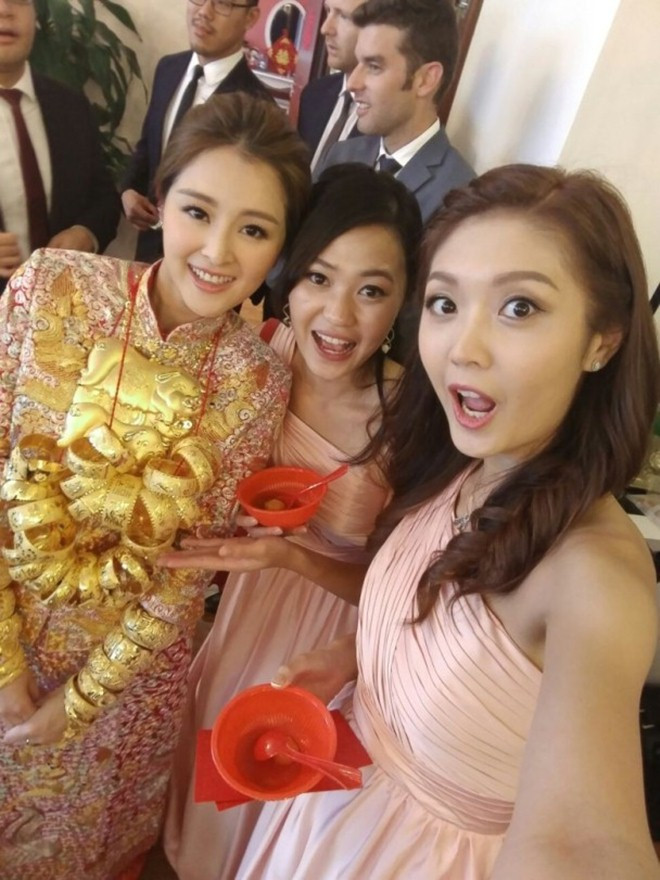 Người đẹp sinh năm 1987 đeo trên cổ hơn 20 chiếc vòng vàng in hình long phụng được gia đình và người thân hai bên trao tặng. Trương Danh Nhã là mỹ nữ đầu tiên trong showbiz “dám” khoe ảnh đeo "tấn" vàng trong ngày cưới. Nhiều người không khỏi choáng ngợp trước đám cưới xa hoa của Hoa hậu.