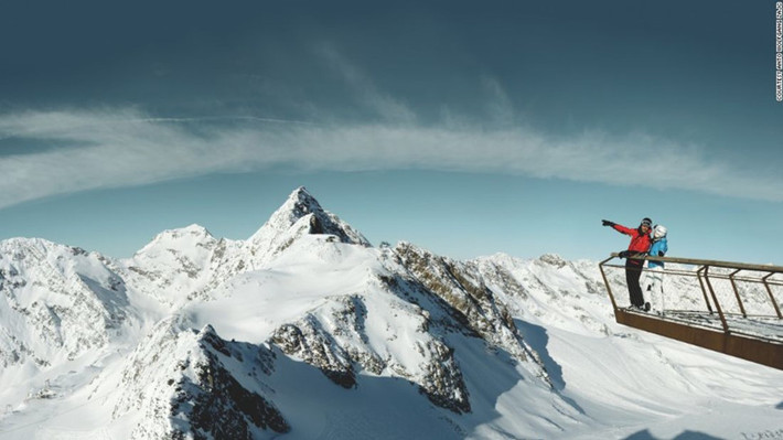 Top of Tyrol Stubai Glacier, Áo: Đài quan sát Top of Tyrol ở Áo được hoàn thành năm 2008. Đài quan sát nằm ở độ cao 3.180 m so với mực nước biển. Tại đây du khách được ngắm nhìn các dòng sông băng, toàn cảnh dãy núi Alpls Tyrolyn, tận hưởng sự bình yên của thiên nhiên nơi đây. Ảnh: CNN.