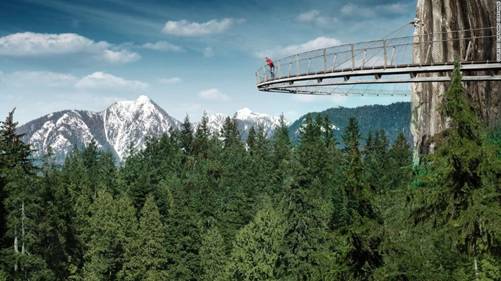 Cliffwalk, Canada: Cliffwalk là một đường đi bộ dài 213 m gắn trên một vách đá phía trên sông Capilano ở British Columbia, Canada. Điểm cao nhất của đường đi bộ cách mặt sông 90 m. Để xây dựng Cliffwalk, 16 điểm neo đã được khoan sâu 6 m vào vách đá, có 1.825 ốc vít và 40 tấn thép đã được sử dụng. Ảnh: CNN.