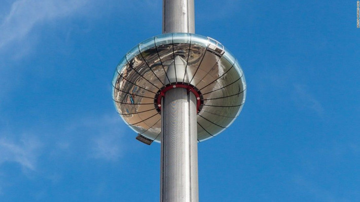 Brighton i360, Anh: Tháp quan sát di động cao nhất thế giới, British Airways i360, khai trương tại Brighton, Anh, năm 2016. Tháp cao 162 m và có một đài quan sát xoay 360 độ nâng được 200 hành khách lên độ cao 138 m. Tại đây du khách có thể nhìn thấy toàn cảnh xung quanh với bán kính rất rộng, đặc biệt trong những ngày ít mây. Ảnh: CNN.