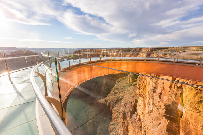 Grand Canyon Skywalk, Mỹ: Lối đi hình móng ngựa dài hơn 1,6 km này được xây dựng bên rìa hẻm núi Grand Canyon. Skywalk được xây dựng bằng 90 tấn thủy tinh nhập khẩu từ Đức, được thiết kế có khả năng chịu đựng được sự tác động dữ dội của sức gió 161 km/giờ và động đất cấp 8. Ảnh: Grandcanyonwest.