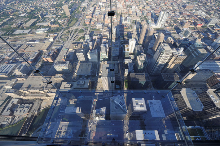 Ledge, Mỹ: The Ledge ở Willis Tower, Chicago có 4 đài quan sát hình hộp được làm từ các tấm kính thủy tinh nặng nửa tấn. Các bức tường kính bao gồm ba lớp, mỗi lớp dày hơn 1 cm. Du khách bước vào một trong các đài quan sát có thể thấy 4 tiểu bang xung quanh ở độ cao 412 m so với mặt đất. Ảnh: Skydeck Chicago.