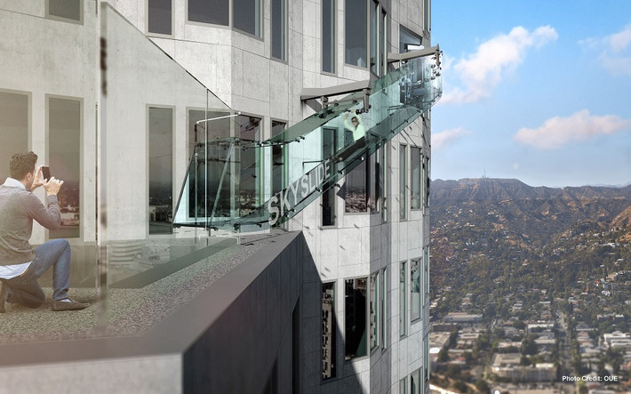 Skyslide tại Skyspace LA, Mỹ: Kể từ tháng 6/2016, du khách tham quan đến đài quan sát OUE SkySpace LA tại tòa nhà Ngân hàng Mỹ ở Los Angeles có thể trải nghiệm đường trượt bằng kính Skyslide ở bên ngoài tòa nhà, đường trượt dài gần 14 m đi từ tầng 70 xuống tầng 69. Ảnh: OUE SkySpace.