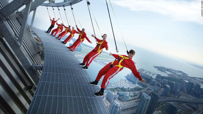 EdgeWalk CN Tower, Canada: Nằm ở tầng cao nhất của nhà hàng CN Tower cách mặt đất 356 m, EdgeWalk là đường đi bộ ngoài trời ở tòa nhà cao nhất Canada. Ngoài ra, ở độ cao 342 m so với mặt đất, CN Tower còn có sàn quan sát bằng kính. EdgeWalk giữ kỷ lục thế giới về đường đi bộ ngoài trời cao nhất thế giới gắn liền với tòa nhà. Ảnh: CNN.