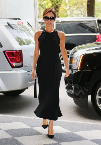 Chiếc đầm đen dáng dài giúp Victoria Beckham khoe khéo đôi vai trần thon gọn, khỏe khoắn và hết sức quý phái của mình khi xuất hiện.