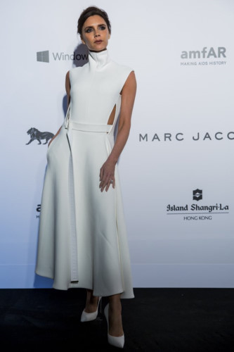 Quả không ngoa khi Victoria Beckham được mệnh danh là "Bà hoàng thời trang" cao cấp Anh Quốc khi cô diện "bộ cánh" trắng cắt xẻ phù hợp với điểm nhấn là chiếc đai cùng tông đầm trắng.