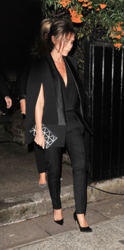 Không quá rườm rà, lòe loẹt, Victoria Beckham diện "cây đen" với quần jeans cá tính kết hợp cùng sơ mi đen và khoác ngoài kiểu cách, trông thật tinh tế.