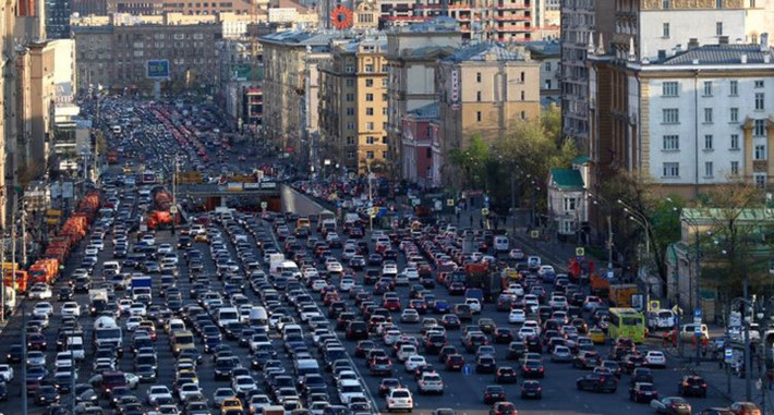 Moscow, Nga: Hàng nghìn chiếc ô tô kẹt cứng vào giờ cao điểm buổi sáng và buổi chiều. Bí quyết để tránh bị mắc kẹt trong trường hợp này là rời khỏi nhà đi làm vào sáng sớm và tan làm muộn hơn bình thường.