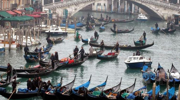 Venice, Italy: Venice là một nơi cực kỳ độc đáo để đi làm. Thay vì những con đường truyền thống, hầu hết mọi người đi di chuyển trên các kênh rạch. Tuy nhiên, điều đó không có nghĩa là họ không phải chịu đựng cảnh tắc đường trong giờ cao điểm buổi sáng.