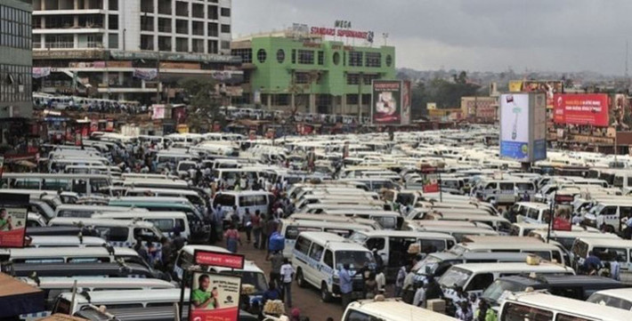 Kampala, Uganda: Chỉ những người giàu có ở Kampala mở sở hữu xe riêng, phần lớn người dân ở đây sử dụng phương tiện công cộng. Tuy nhiên, điều này có thể rất hỗn loạn khi tất cả các xe đang cố gắng để trả khách cùng một lúc.