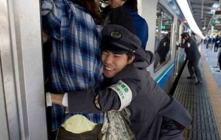 Tokyo, Nhật Bản: Giờ cao điểm đi làm ở Nhật Bản giống như một cơn ác mộng thực sự. Nhân viên ga tàu phải đẩy hành khách lên tàu để có thể đóng được cửa.