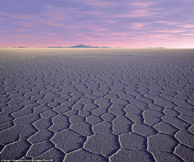 Salar de Uyuni là cánh đồng muối rộng nhất thế giới ở Bolivia. Nhiếp ảnh gia từ khắp nơi trên thê giới tới đây để chụp cảnh phong cảnh siêu thực.