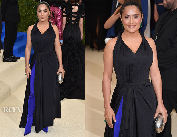 Cũng tại sự kiện Met Gala, Salma Hayek gây chú ý với boots màu xanh, kiểu dáng dài như quần skinny. Theo thông tin từ nhà mốt, boots làm từ chất liệu Spandex co giãn, gót cao khoảng 12 cm.