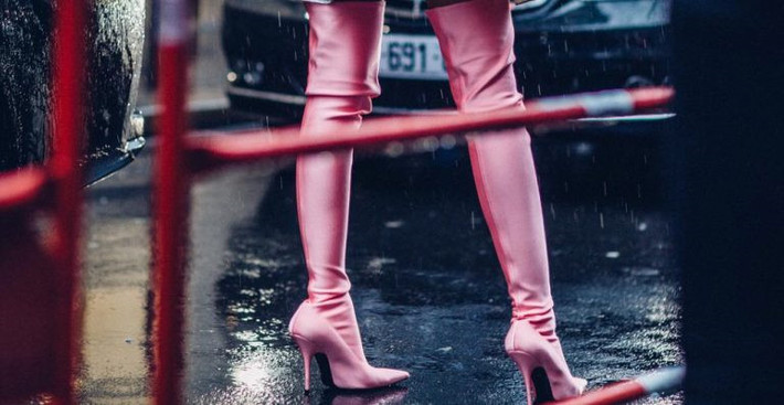 Khoảng vài tháng trở lại đây, đôi boots hiệu Balenciaga cũng được giới fashionista lăng xê ở các tuần lễ thời trang.