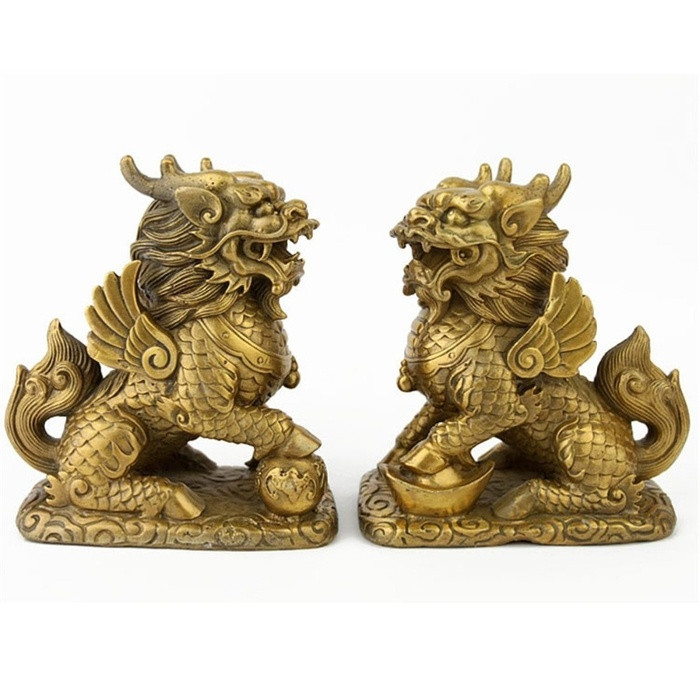 Long mã Long mã là một sinh vật Trung Quốc huyền bí với đầu của một con rồng, mình ngựa, chân kỳ lân. Long mã mang đến sức khỏe và sự giàu có, thịnh vượng cho gia chủ.