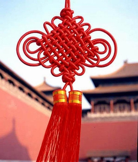 Dây kết cát tường Dây kết cát tường là một trong những biểu tượng thường được sử dụng nhất trong phong thủy. Dây kết cát tường còn được gọi là nút thần – là 1 trong 8 bảo vật phẩm (bát bảo) mang lại điềm lành. Nút thần có nghĩa là không có bắt đầu và không có kết thúc, phản ánh triết lý Phật giáo về vòng luân hồi. Từ đó, dây kết cát tường tượng trưng cho dòng dòng năng lượng may mắn chảy hài hòa không bị gián đoạn bởi bất kì sự thất bại, tai nạn hoặc bất hạnh nào. Bên cạnh đó, dây kết cát tường còn biểu tượng cho cuộc sống hạnh phúc và sự trường thọ.