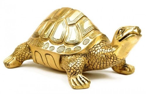 Rùa Rùa là một trong bốn loài vật thiêng theo quan niệm của dân gian. Rùa được coi là biểu tượng phong thủy tượng trưng cho sự may mắn, trí thông minh và sức khỏe dồi dào. Nhưng quan trọng hơn, rùa giúp bảo vệ bạn khỏi những điềm xui xẻo và bất hạnh.