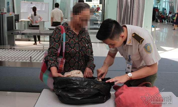 Kiểm tra bọc túi đen phát hiện nhiều tép tươi và một số sản vật ở quê mang vào miền Nam được gói sơ sài. Nhân viên an ninh yêu cầu ra ngoài bọc lại thật kỹ để tránh bốc mùi trên máy bay.