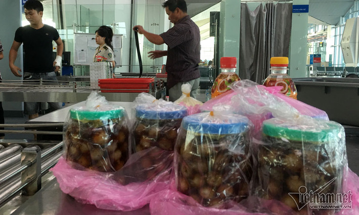 Có 6 hũ cà muối và 2 chai rượu của hành khách phải để lại sân bay. Hàng hóa này không được mang xách tay lên máy bay vì không đảm bảo an toàn.