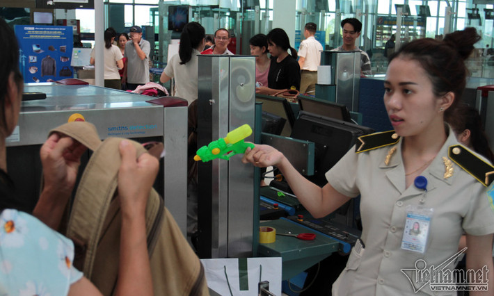 Súng nhựa là đồ chơi trẻ em, vậy nhưng không được phép mang lên máy bay.