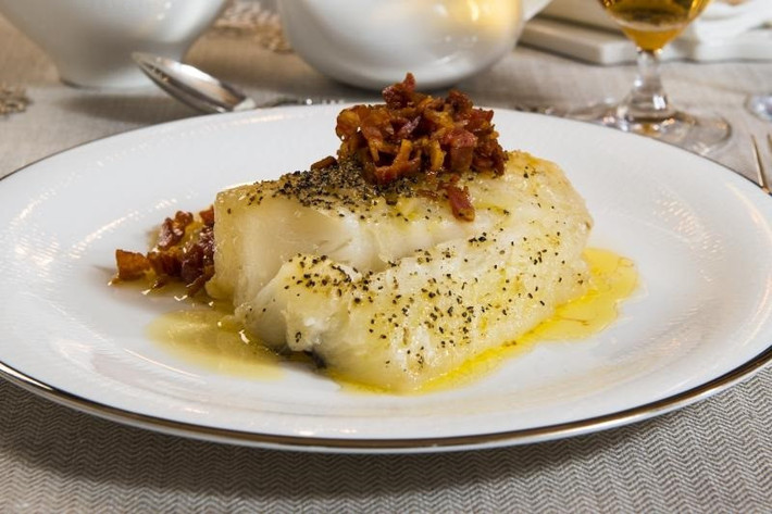Lutefisk (Na Uy): Cá tuyết khô được ngâm nước sáu ngày, sau đó ngâm tiếp vào dung dịch kiềm trong hai ngày, tới khi cá đạt độ pH là 12. Lúc này, cá chua đến mức khó ăn nổi, và phải ngâm tiếp vào nước lạnh trong sáu ngày. Thành phẩm cuối cùng sẽ được đem hấp trong khoảng 25 phút. Tất nhiên, vị của chúng không dễ chịu chút nào. Ảnh: Rema.