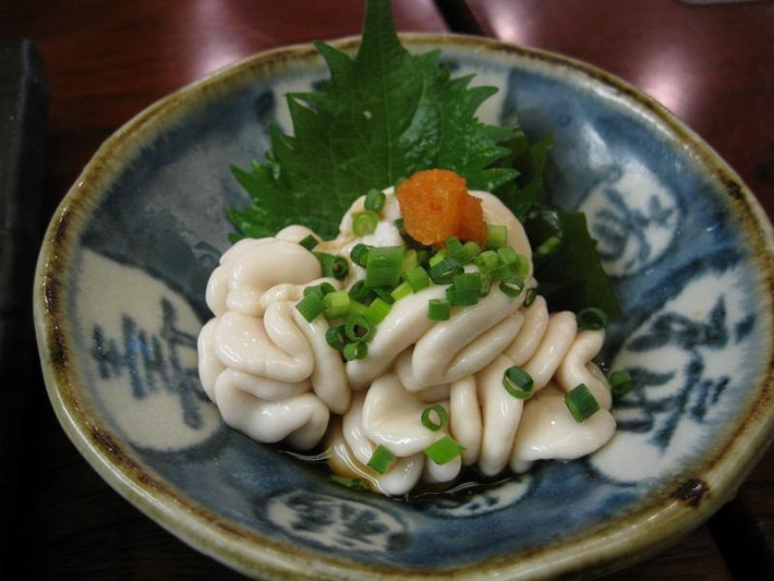Shirako (Nhật Bản): Người Nhật nổi tiếng với sở thích khám phá những món ăn lạ lùng. Trong đó, Shirako là tinh hoàn cá tuyết có thể được nấu chín hoặc ăn sống. Ảnh: Kazuki Warashina/Pinterest.