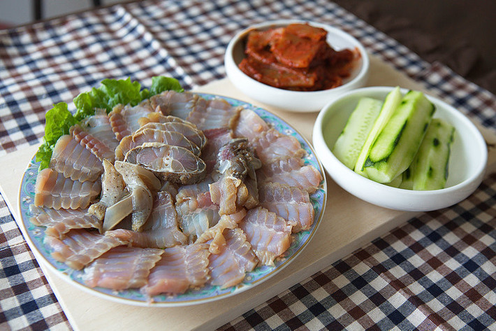 Hongeo-hoe (Hàn Quốc): Món cá đuối lên men này có mùi khai khó chịu, nhiều người ví chúng có mùi như nhà vệ sinh. Trong đó, cá đuối được để lên men tự nhiên và sau đó ăn sống mà không cần chế biến hay nấu nướng gì. Bạn có thể ăn kèm cá với kim chi rượu gạo để bớt mùi vị khó nuốt. Ảnh: NPR.