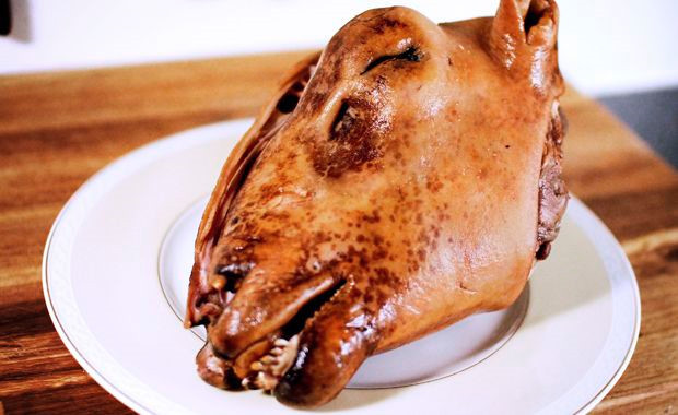 Smalahove (Na Uy): Món ăn truyền thống này là đầu cừu được làm sạch, thui qua, bổ làm đôi và sau đó hầm hoặc luộc trong khoảng 3 tiếng đồng hồ. Việc nhìn thấy nửa chiếc đầu cừu trên đĩa khiến nhiều du khách mất cảm giác thèm ăn. Ảnh: Brainchemist/Wordpress.