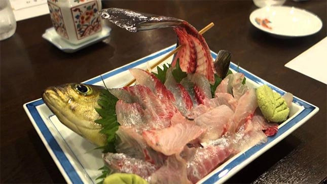 Ikizukuri (Nhật Bản): Cá được chọn lựa và chế biến ngay khi còn sống. Khi món ăn được dọn ra, thực khách vẫn còn có thể thấy miệng và vây của con cá chuyển động. Món ăn này bị nhiều người yêu động vật chỉ trích vì cho rằng thật tàn nhẫn khi để con vật dở sống dở chết. Ảnh: Erdekesvilag.