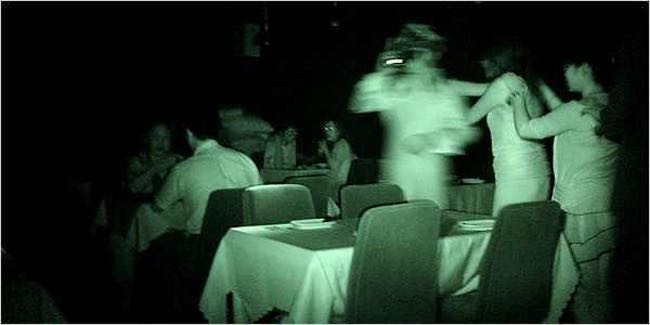 5. Ăn trong bóng tối ở Unsicht-Bar, Đức: Ẩm thực trong bóng tối là một xu hướng được bắt đầu ở Zurich và từ đó lan rộng ra khắp châu Âu và thế giới. Ý tưởng này nảy ra khi chủ nhà hàng muốn đôi mắt được nghỉ ngơi sau khi đã nhìn chằm chằm vào màn hình máy tính cả ngày, và dựa vào các giác quan khác để thưởng thức món ăn. Vì lý do này, nhà hàng đã tuyển dụng nhiều bồi bàn khiếm thị trên khắp thế giới.