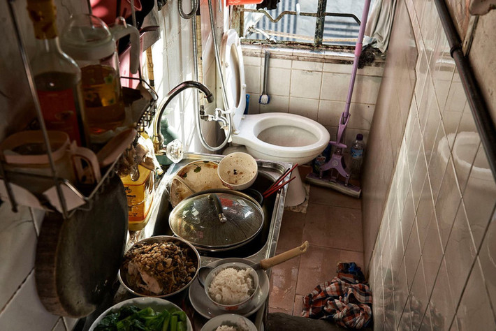 Bếp và toilet cùng ở một chỗ và nhiều người dùng chung. Theo một tổ chức phi chính phủ tại Hong Kong, khoảng 100.000 người (trong số 7,3 triệu dân) ở đặc khu này đang sống trong "nhà quan tài".