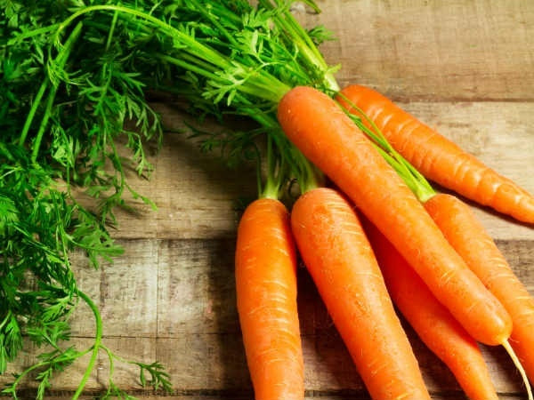 Cà rốt giàu vitamin và chất chống oxy hóa có tác dụng làm sáng da, ngăn ngừa mụn và các dấu hiệu lão hóa. Ngoài ra, củ cà rốt cũng phục hồi, bảo vệ da bởi các yếu tố bên trong và bên ngoài như chăm sóc da không đúng cách, tiếp xúc với không khí ô nhiễm… 7 hỗn hợp mặt nạ cà rốt dưới đây sẽ đem lại cho bạn làn da sáng khỏe và tươi trẻ mỗi ngày.