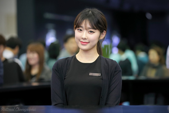 An Yoojung (22 tuổi) là một trong những cô gái bất ngờ nổi tiếng trên mạng xã hội xứ Hàn. Năm 2015, khi làm nhân viên lễ tân cho hãng Mercedes-Benz tại Seoul Motor Show, vẻ ngoài xinh đẹp của cô đã lấn át cả dàn PG của hãng. Khoảnh khắc dịu dàng tạo dáng trước ống kính của 9X từng trở thành đề tài bàn tán sôi nổi.