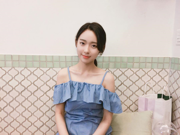Bất ngờ vụt sáng chỉ nhờ một bức ảnh, An Yoojung được ví như "Lọ Lem xứ Hàn" và được mọi người kỳ vọng sẽ tỏa sáng hơn nữa trong tương lai.