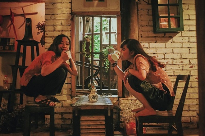 Chia sẻ về tình bạn đặc biệt này, Khánh Thư bộc bạch: “Hai đứa bọn mình quen nhau từ khi mình học năm nhất tại trường Văn Hóa (ngay từ lúc mới vào lớp luôn). Đúng là có duyên hay sao ấy vì trong tập thể đông như thế mà chúng tớ lại tìm được nhau, dần dần cả 2 cũng bộc lộ bản chất nghịch ngầm và hơi điên. Với tính cách khá tương đồng nên chúng mình dễ bắt chuyện và trở nên thân thiết hơn trong khi tham gia các hoạt động của trường. Buồn cười là chẳng bao giờ 2 đứa cãi nhau trong khi mình là đứa có tính cách hơi thất thường. Gặp là buôn quên đường về luôn”.