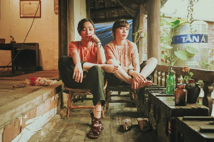 "Hãy trân trọng tuổi thanh xuân ngay từ bây giờ vì ai rồi cũng lúc phải già”, đấy chính là thông điệp mà Khánh Thư và Thủy Tiên gửi gắm qua album ảnh độc đáo này.