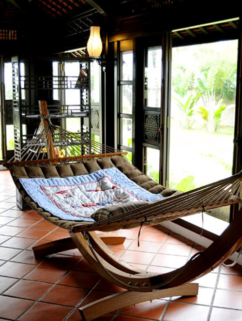 Ngôi nhà gồm nhiều khu kiến trúc biệt lập nối với nhau bằng dãy trường lang, đồng thời bỏ hết các vách ngăn để không gian xanh ngoài vườn có thể tràn vào nhà.
