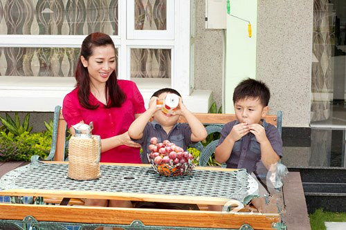 Ngoài căn ‘biệt phủ’ ở quận 9, Thu Hương còn sở hữu một căn hộ sang trọng khác ở quận 7, trong khu Phú Mỹ Hưng. Đó là một biệt thư đắt đỏ được quy hoạch nằm sát sông Sài gòn.