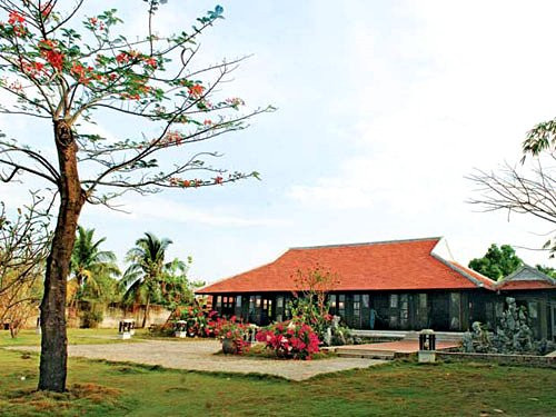 Đứng từ đài nghinh phong có thể thấy toàn bộ khung cảnh rộng lớn của khu nhà.