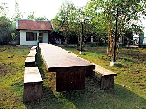Ngoài vườn luôn luôn là sắc xanh cây cỏ và những bộ bàn ghế gỗ trải dài.