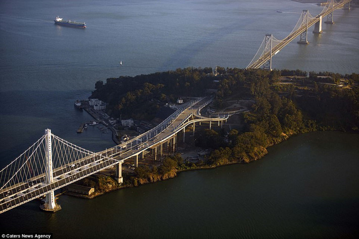 Cầu qua vịnh San Francisco - Oakland khánh thành năm 1936, kết nối 2 thành phố San Francisco và Oakland của Mỹ. Cây cầu này có hai đoạn chiều dài bằng nhau, nối mỗi bờ đến đảo Yerba Buena nằm giữa vịnh.