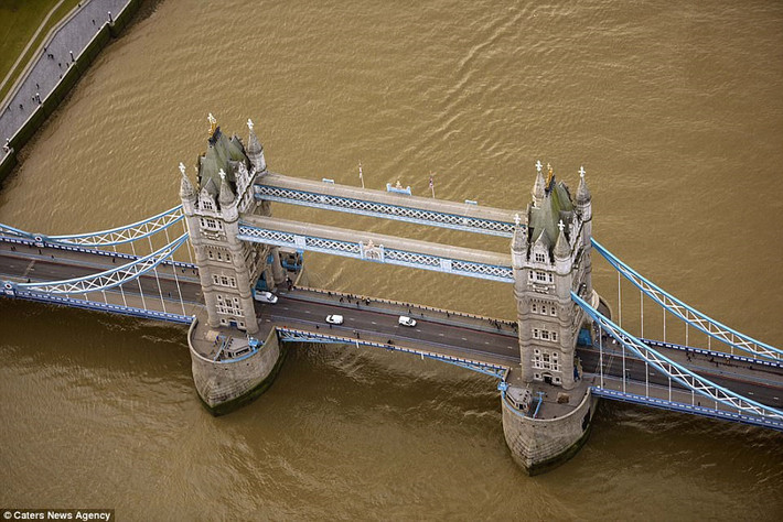 Đây là hình ảnh nhìn từ trên cao của cầu Tháp London (Anh), được xây dựng từ năm 1886-1894, kết hợp cầu nâng và cầu treo.