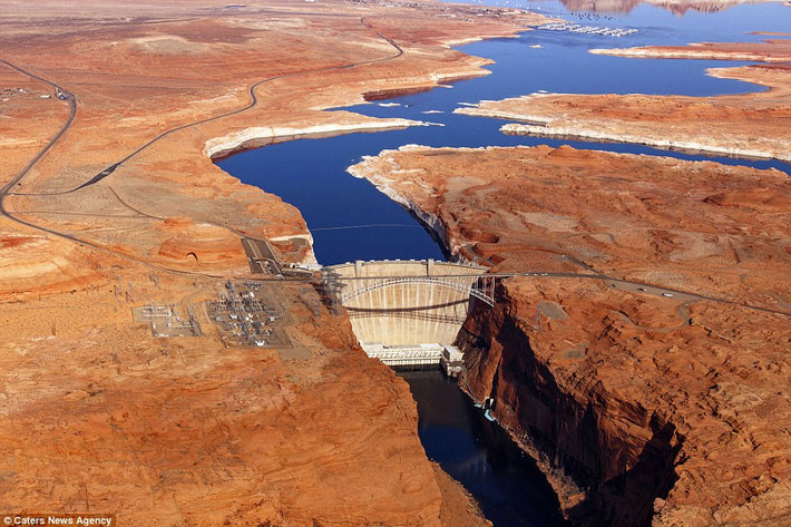 Cầu Glen Canyon nằm ngay bên cạnh đập chắn nước trên sông Colorado, phía bắc Arizona, Mỹ. Cây cầu dài 387 m này đón nhận hàng triệu du khách đến thăm mỗi năm.