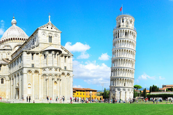 2. Tháp Nghiêng Pisa. Tòa tháp chuông tọa lạc tại thành phố Pisa, Italia. Tòa tháp này cao 55,86m tính từ mặt đất lên đến nóc bên thấp và 56,70m đến nóc bên cao. Nó được xây dựng năm 1173 và được UNESCO công nhận là di sản thế giới vào năm 1987.