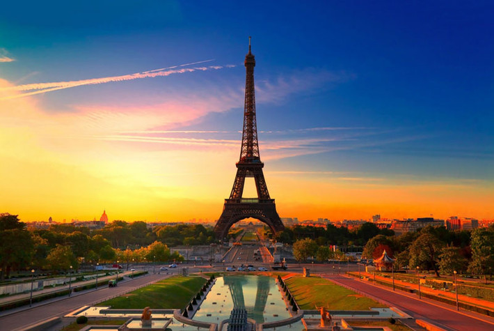 1. Tháp Eiffel. Công trình kiến trúc bằng thép nằm trên công viên Champ-de-Mars, cạnh sông Seine, Thủ đô Paris, Pháp. Tháp do Gustave Eiffel và các đồng nghiệp của mình xây dựng nên nhân buổi Triển lãm thế giới năm 1889 và cũng là dịp kỷ niệm 100 năm Cách mạng Pháp. Chiều cao nguyên bản của công trình tháp nổi tiếng nhất thế giới này là 300m nếu theo đúng thiết kế, nhưng cột ăng ten trên dỉnh đã giúp tháp đạt tới độ cao 325m. Tháp Eiffel trở thành biểu tượng của “kinh đô ánh sáng và là một trong những công trình kiến trúc nổi tiếng nhất toàn cầu.