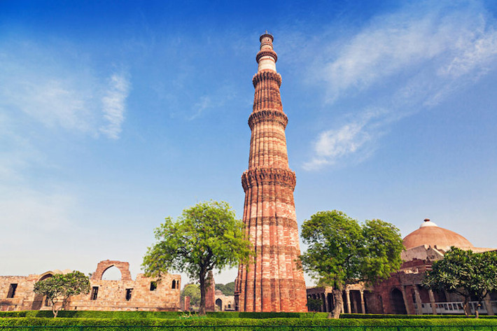 8. Tháp Qutb. Nằm ở New Delhi, Ấn Độ. Tòa tháp cao 73m và được làm từ đá cẩm thạch. Nó gồm 5 tầng, với đường kính cơ sở 14,3m, giảm xuống còn 2,7m tại đỉnh. Tháp có một cầu thang xoắn ốc gồm 379 bậc. Thiết kế của tháp Qutb được cho là đã được dựa trên Tháp giáo đường ở Jam.
