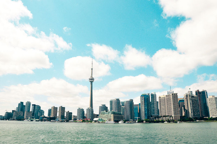 6. Tháp CN. Tọa lạc tại thành phố Toronto, Canada với độ cao 553,33m. Trong khoảng thời gian từ năm 1975-2007, đây là kết cấu độc lập cao nhất thế giới nằm trên đất liền. Công trình được xem như biểu tượng của thành phố Toronto nói riêng và một trong những biểu tượng của Canada nói chung.