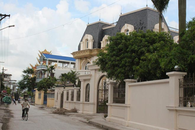 Một biệt thự kiểu Pháp của đại gia làng.